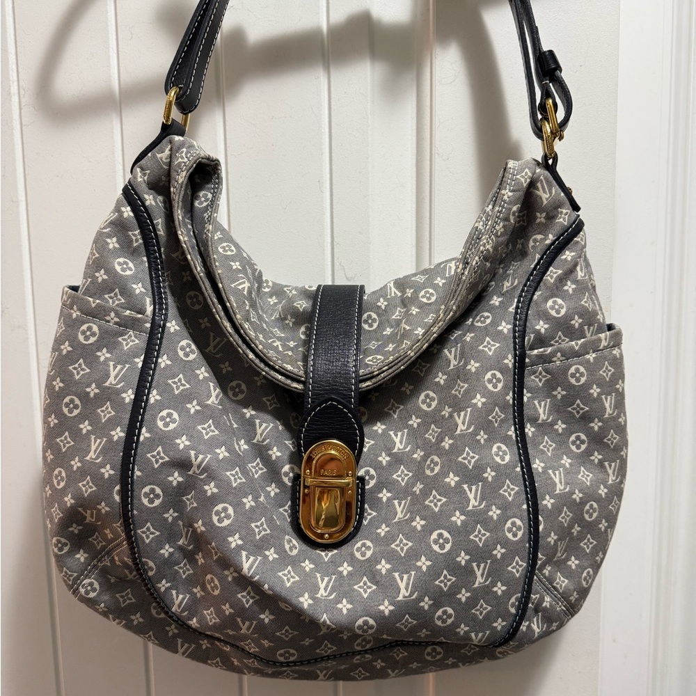 ❤️❤️ Lowest Price I can go. This purse in Hong Kong Dollars was 3300CAD